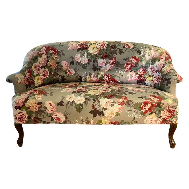 Canapé Napoléon III garni d’un tissu à motif de fleurs