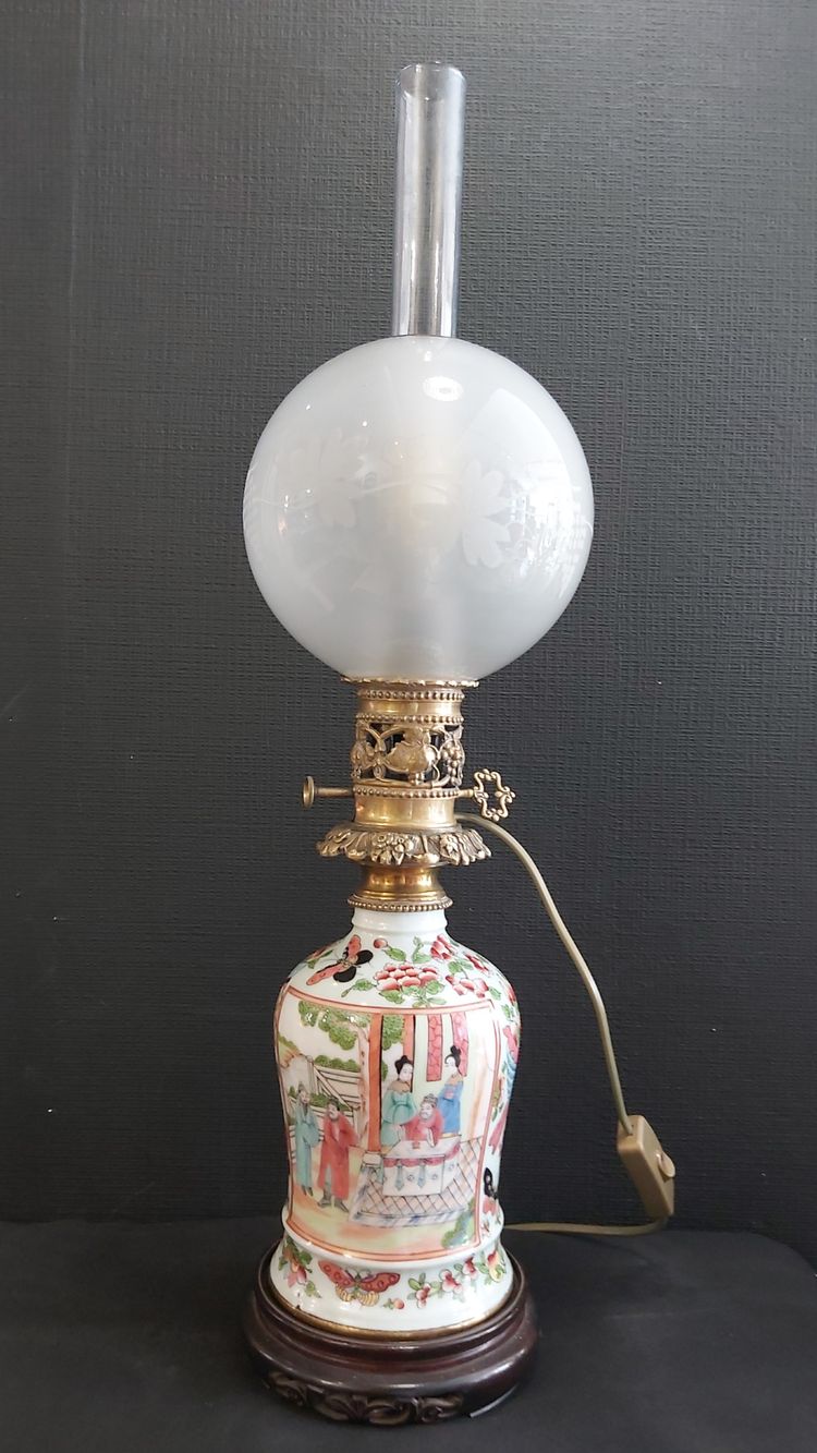 Lampada in porcellana di Bayeux con decorazione ispirata a Canton, metà del XIX secolo.
