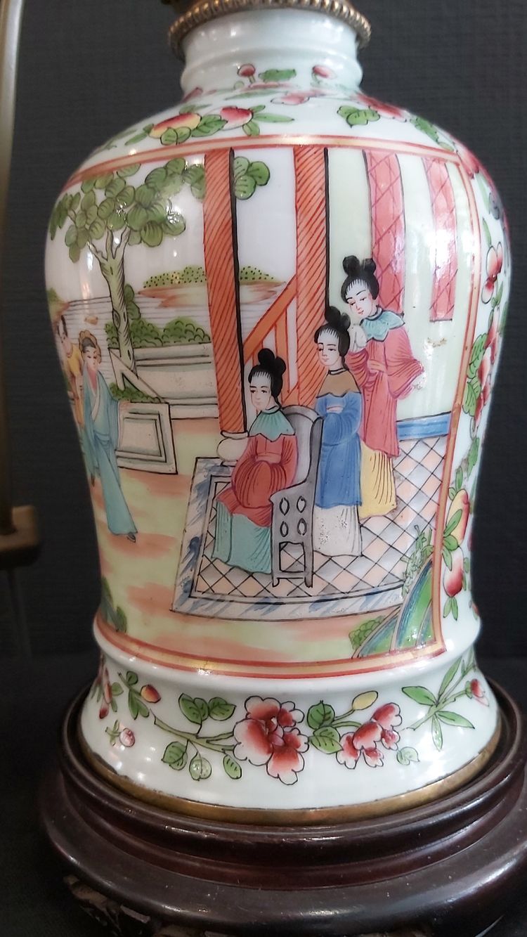 Lampada in porcellana di Bayeux con decorazione ispirata a Canton, metà del XIX secolo.