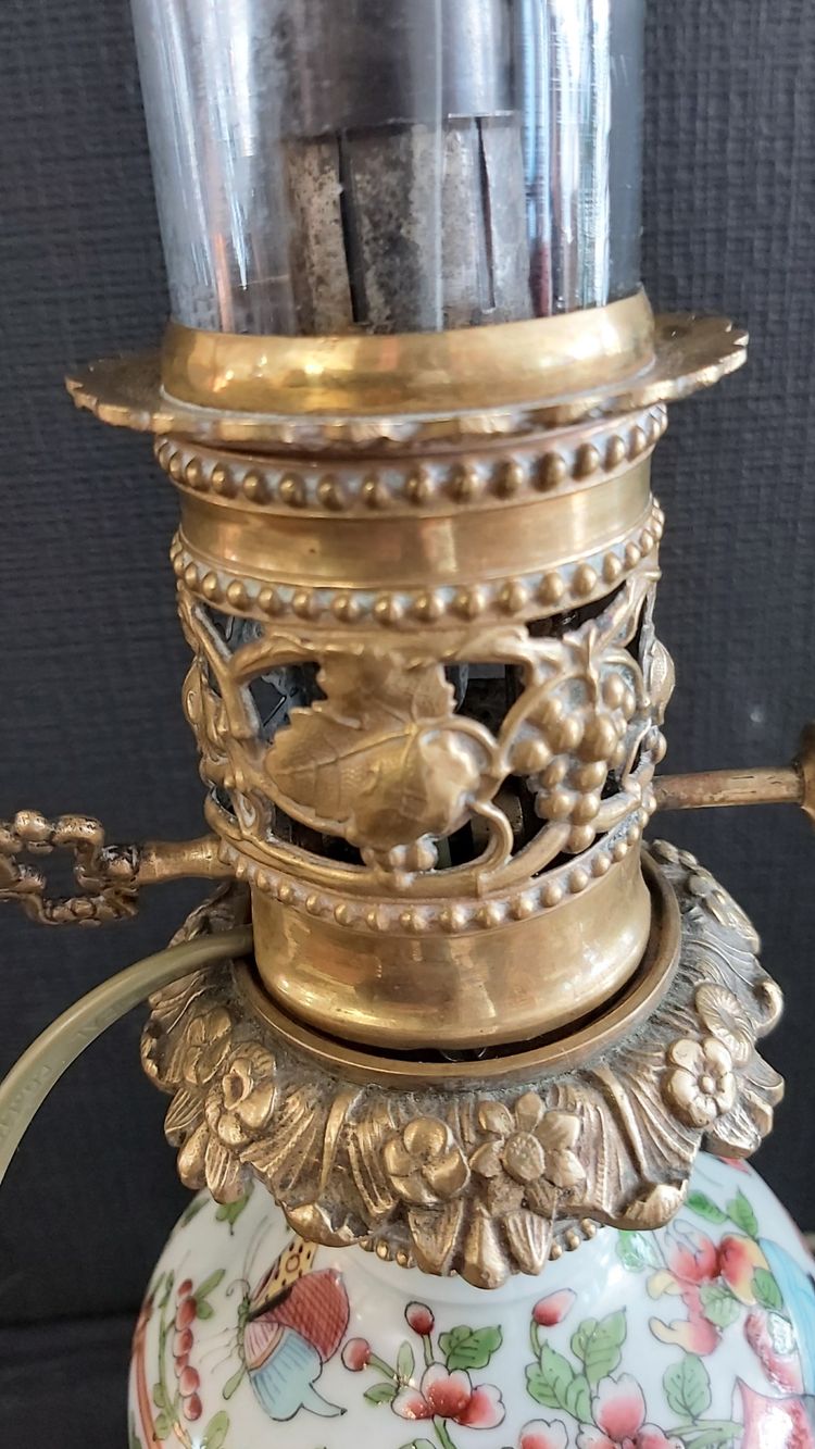 Lampada in porcellana di Bayeux con decorazione ispirata a Canton, metà del XIX secolo.