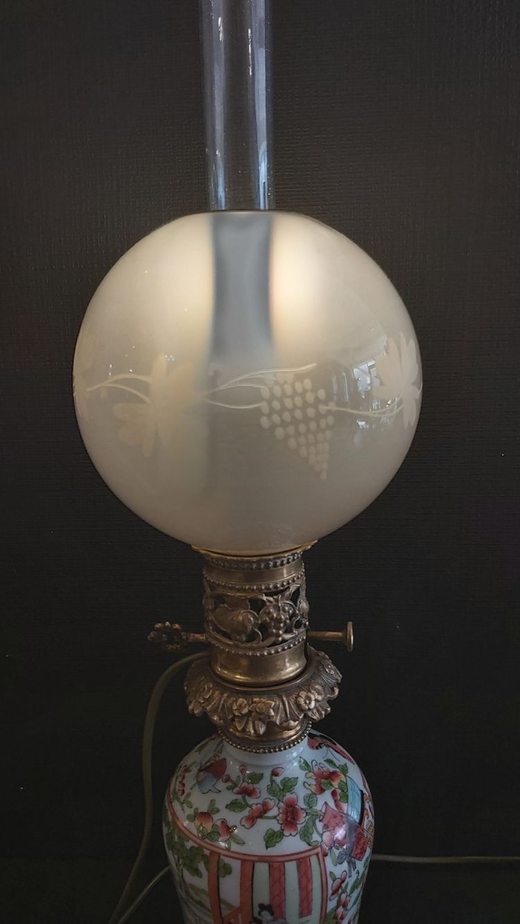 Lampada in porcellana di Bayeux con decorazione ispirata a Canton, metà del XIX secolo.
