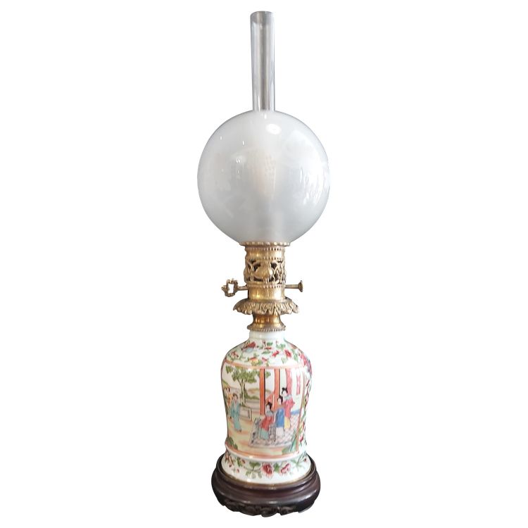 Lampada in porcellana di Bayeux con decorazione ispirata a Canton, metà del XIX secolo.