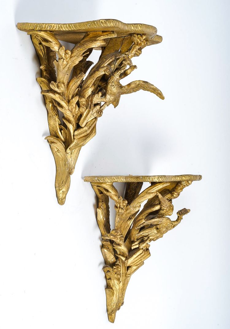 Coppia di piccole mensole da parete in legno intagliato e dorato, Italia, metà del XIX secolo