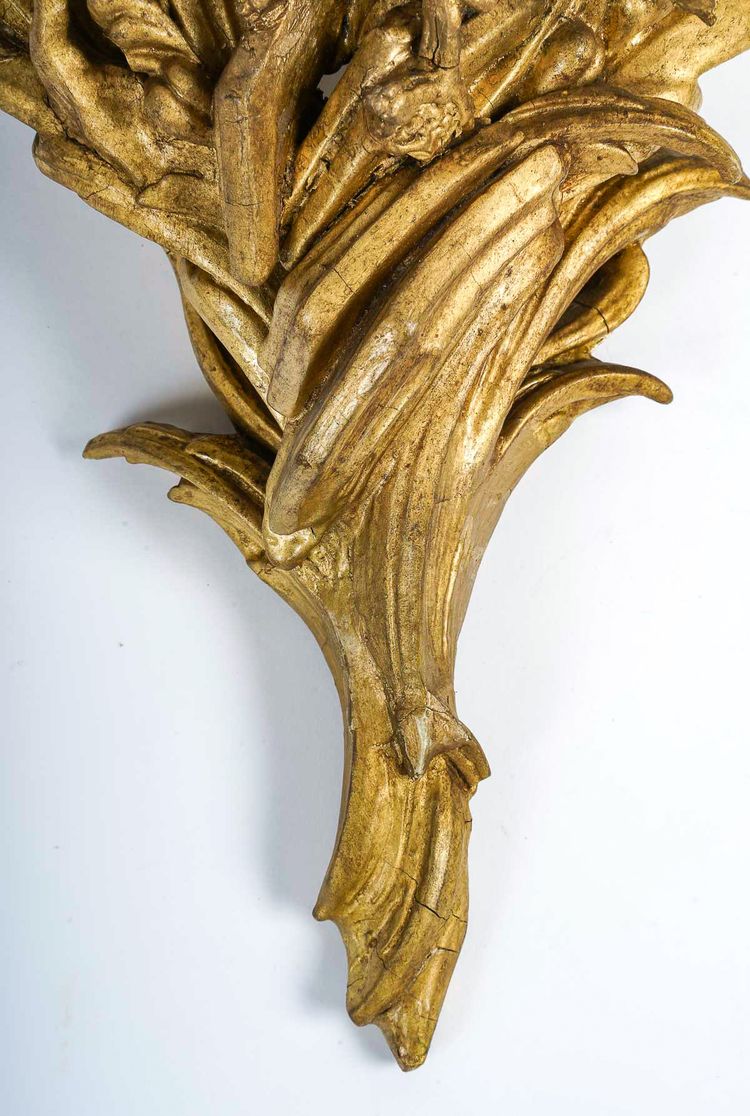 Coppia di piccole mensole da parete in legno intagliato e dorato, Italia, metà del XIX secolo