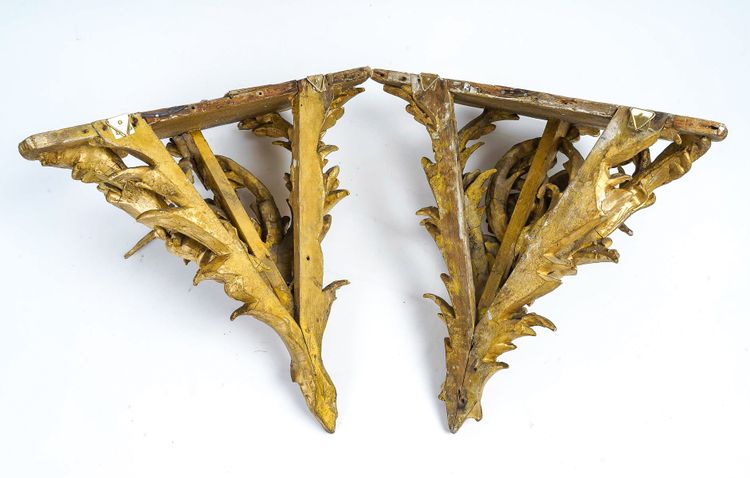 Coppia di piccole mensole da parete in legno intagliato e dorato, Italia, metà del XIX secolo