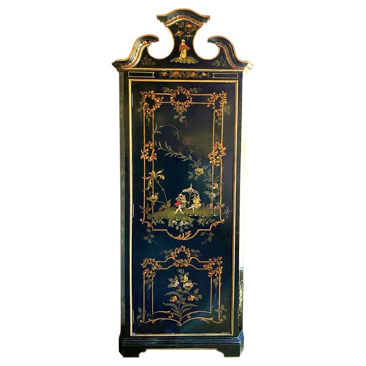 Angolo alto in legno laccato nero decorato con un vivace paesaggio e fiori