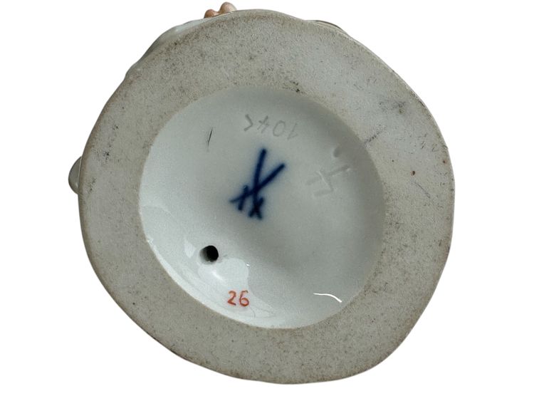 Meissen - Figurine En Porcelaine Enfant jardinier avec panier à vin
