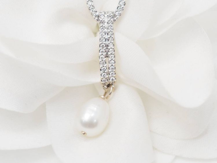 Orecchini in oro bianco, diamanti e perle coltivate