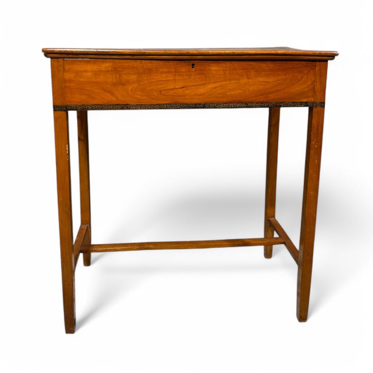 Coiffeuse élégante du XIXe siècle