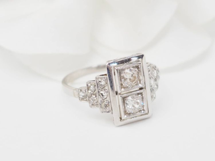Anello Art Déco in platino, oro bianco e diamanti