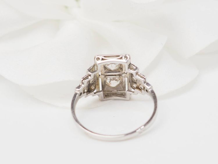 Anello Art Déco in platino, oro bianco e diamanti