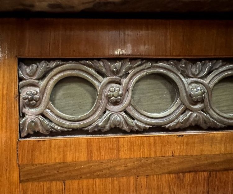 Commode sauteuse Transition estampillée en marqueterie de bois nobles vers 1780