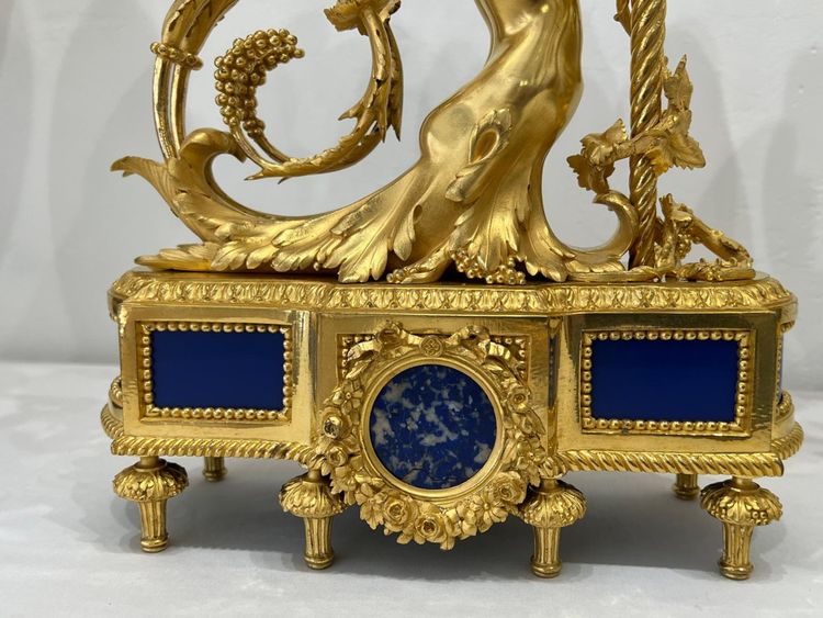 Coppia di candelabri con donne alate XIX secolo.