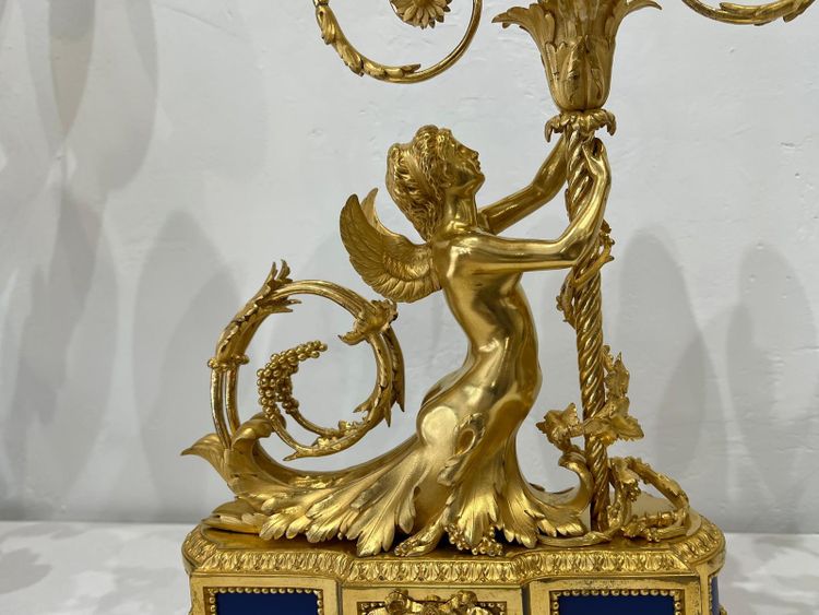 Coppia di candelabri con donne alate XIX secolo.