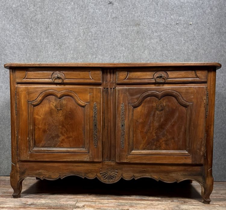 Großes Buffet Lyonnais Epoche Louis XV aus massivem Nussbaumholz um 1750