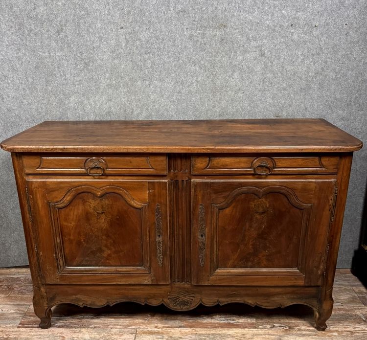 Großes Buffet Lyonnais Epoche Louis XV aus massivem Nussbaumholz um 1750