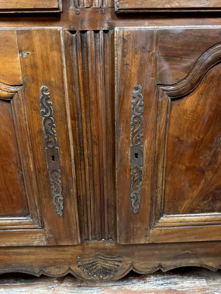 Großes Buffet Lyonnais Epoche Louis XV aus massivem Nussbaumholz um 1750
