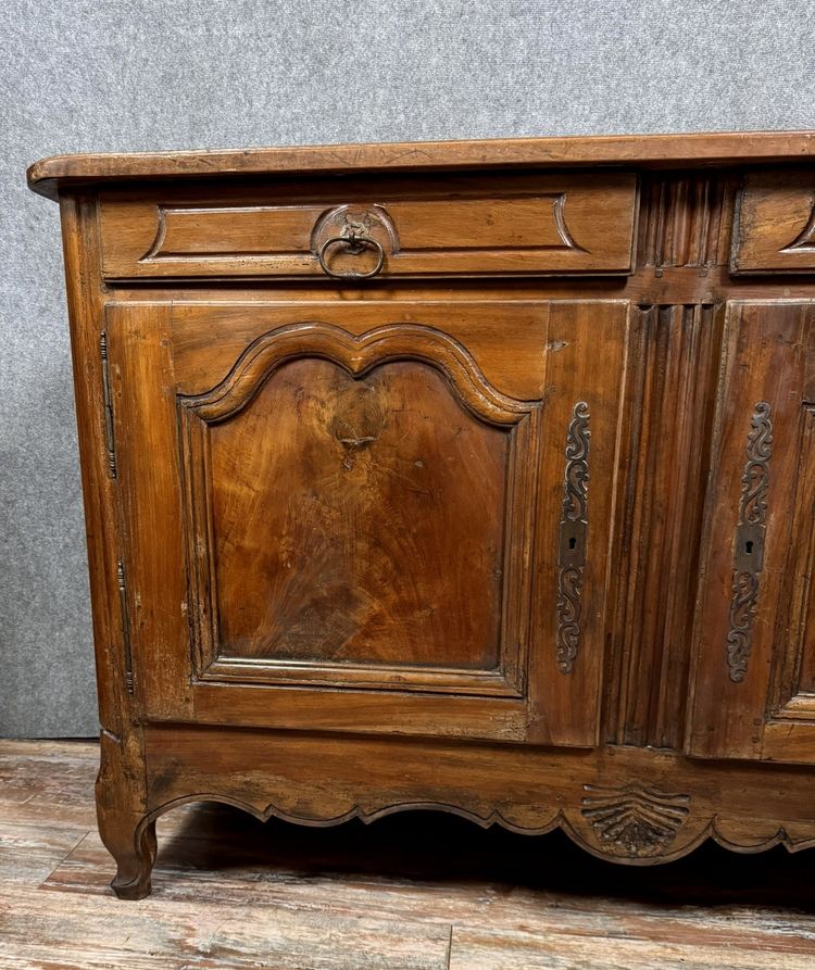 Großes Buffet Lyonnais Epoche Louis XV aus massivem Nussbaumholz um 1750