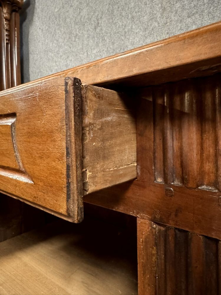 Großes Buffet Lyonnais Epoche Louis XV aus massivem Nussbaumholz um 1750