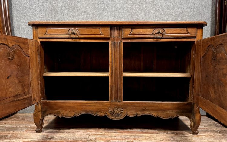 Großes Buffet Lyonnais Epoche Louis XV aus massivem Nussbaumholz um 1750