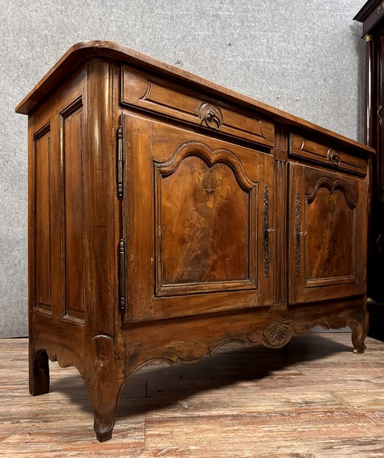 Großes Buffet Lyonnais Epoche Louis XV aus massivem Nussbaumholz um 1750