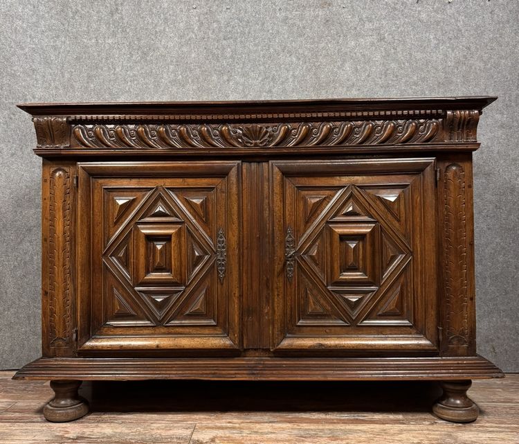 Grande buffet borgognone di epoca Luigi XIII in noce massiccio del 1650 circa