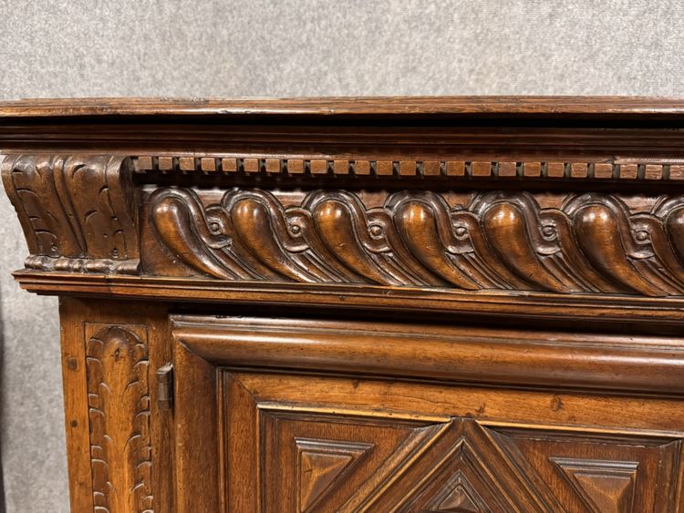 Grande buffet borgognone di epoca Luigi XIII in noce massiccio del 1650 circa