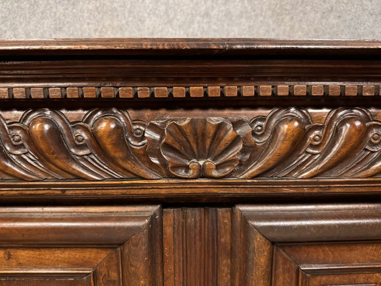 Grande buffet borgognone di epoca Luigi XIII in noce massiccio del 1650 circa