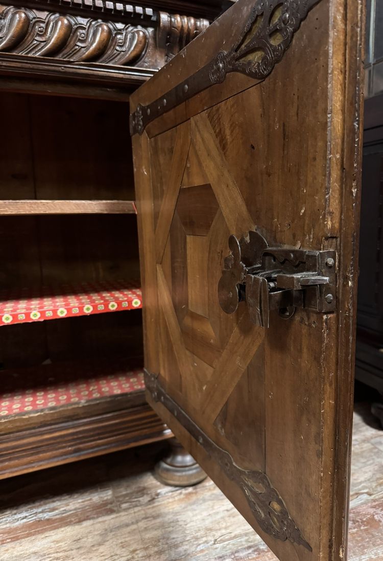 Grande buffet borgognone di epoca Luigi XIII in noce massiccio del 1650 circa