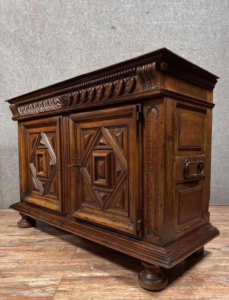 Grande buffet borgognone di epoca Luigi XIII in noce massiccio del 1650 circa
