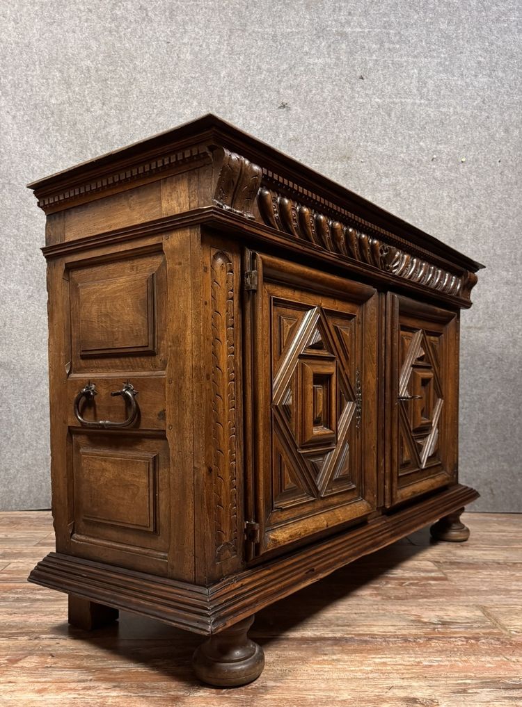 Grande buffet borgognone di epoca Luigi XIII in noce massiccio del 1650 circa