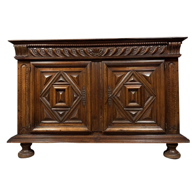 Grande buffet borgognone di epoca Luigi XIII in noce massiccio del 1650 circa