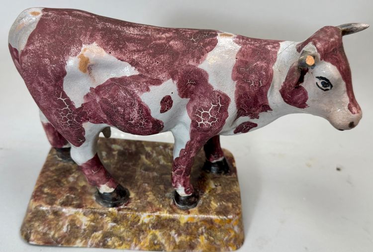 Paire de terre cuite vernissée , deux vaches sur socle