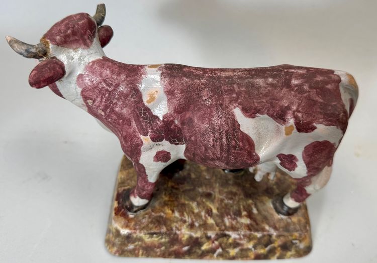 Paire de terre cuite vernissée , deux vaches sur socle