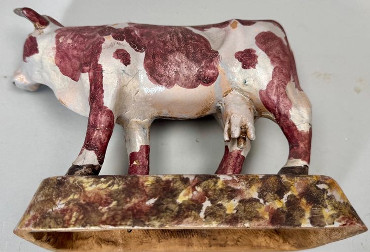 Paire de terre cuite vernissée , deux vaches sur socle