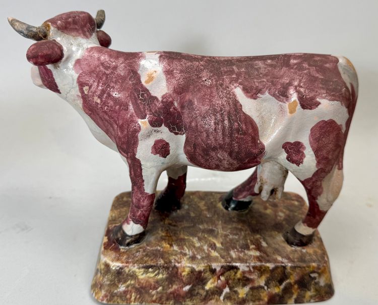 Paire de terre cuite vernissée , deux vaches sur socle