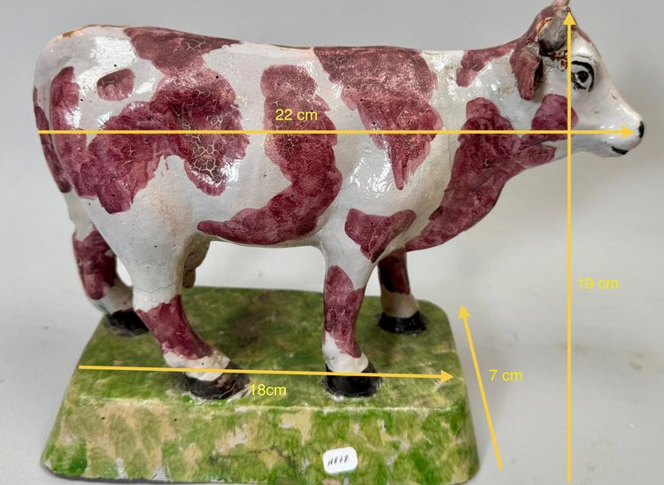 Paire de terre cuite vernissée , deux vaches sur socle