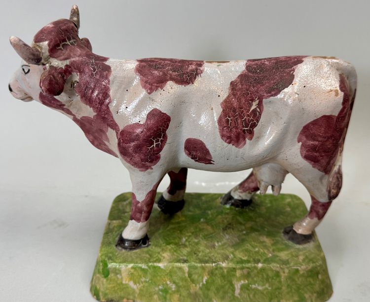 Paire de terre cuite vernissée , deux vaches sur socle