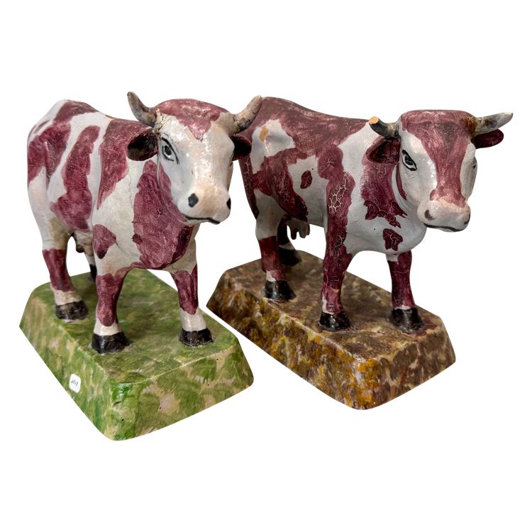 Paire de terre cuite vernissée , deux vaches sur socle