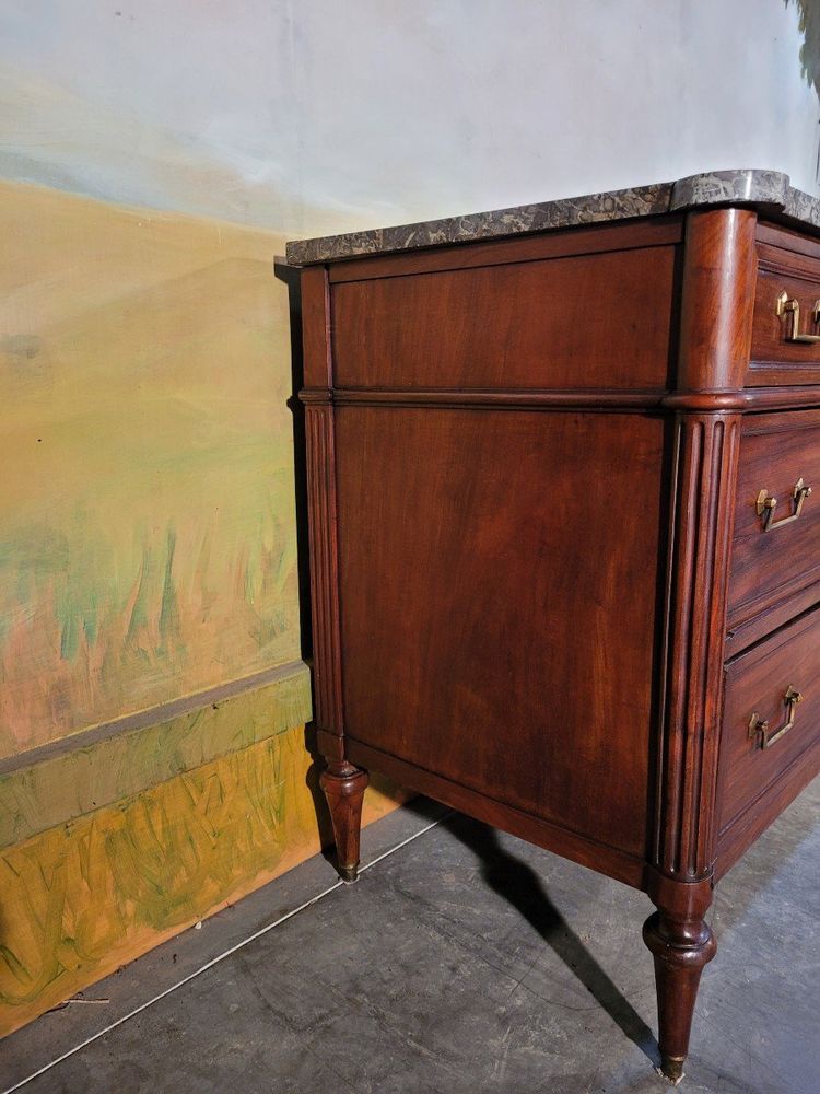 Petite commode Louis XVI En Acajou