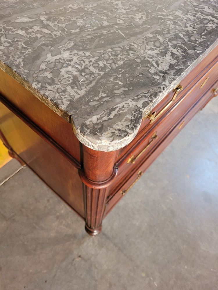 Petite commode Louis XVI En Acajou