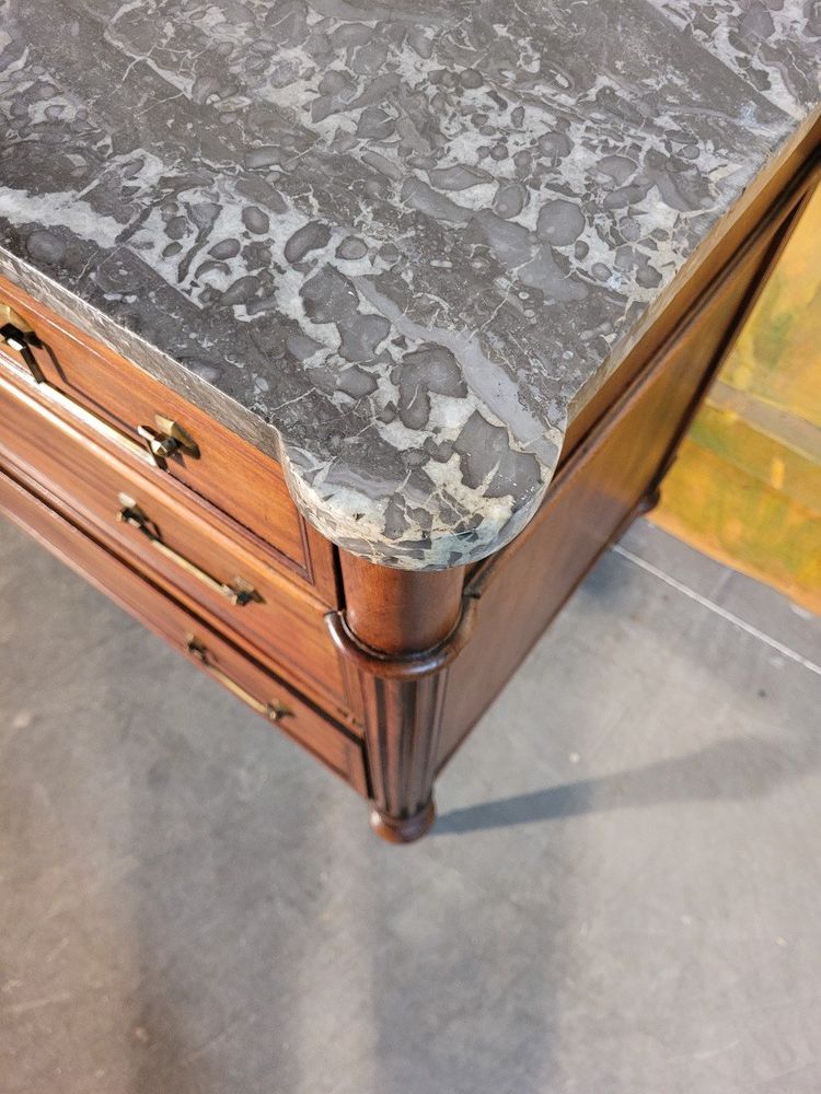 Petite commode Louis XVI En Acajou