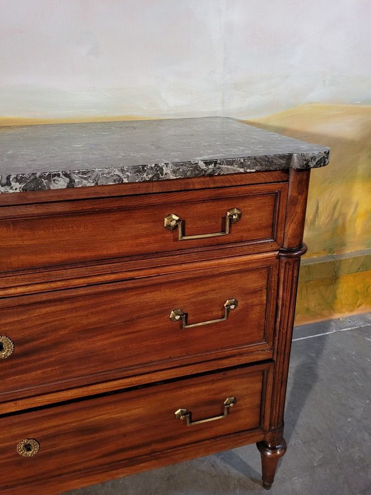 Petite commode Louis XVI En Acajou
