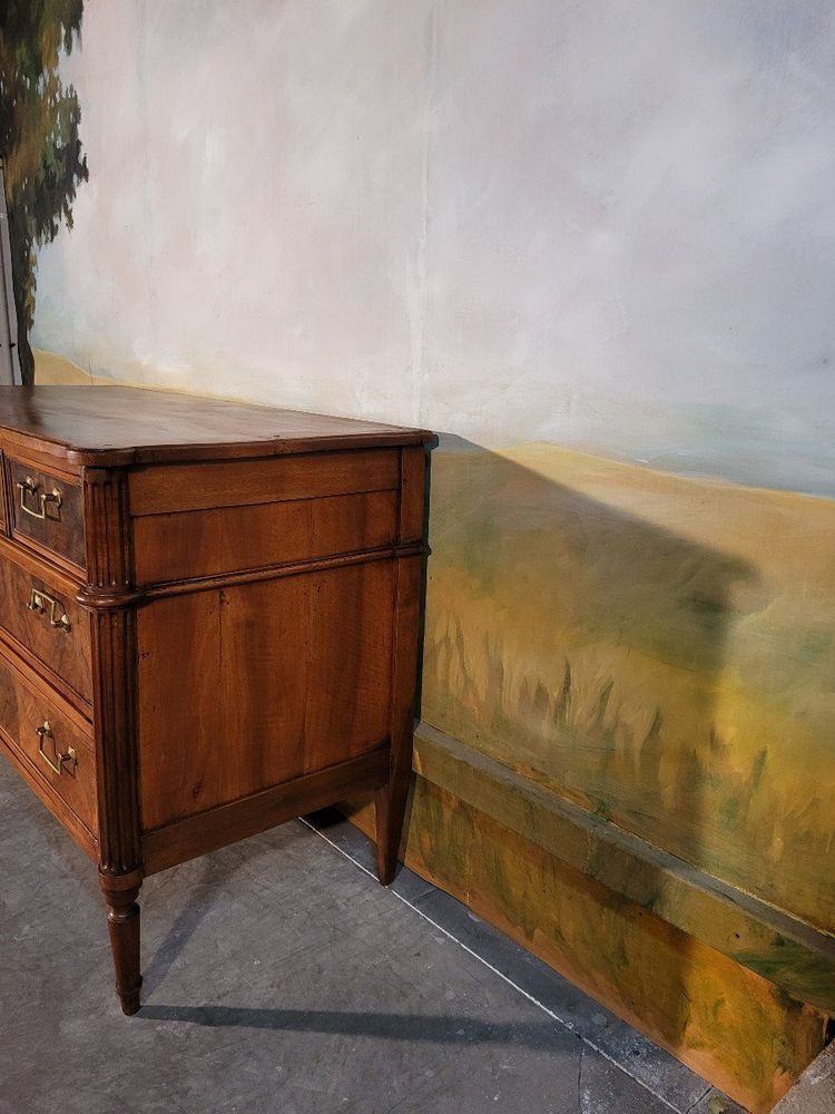 Petite Commode Louis XVI En Noyer