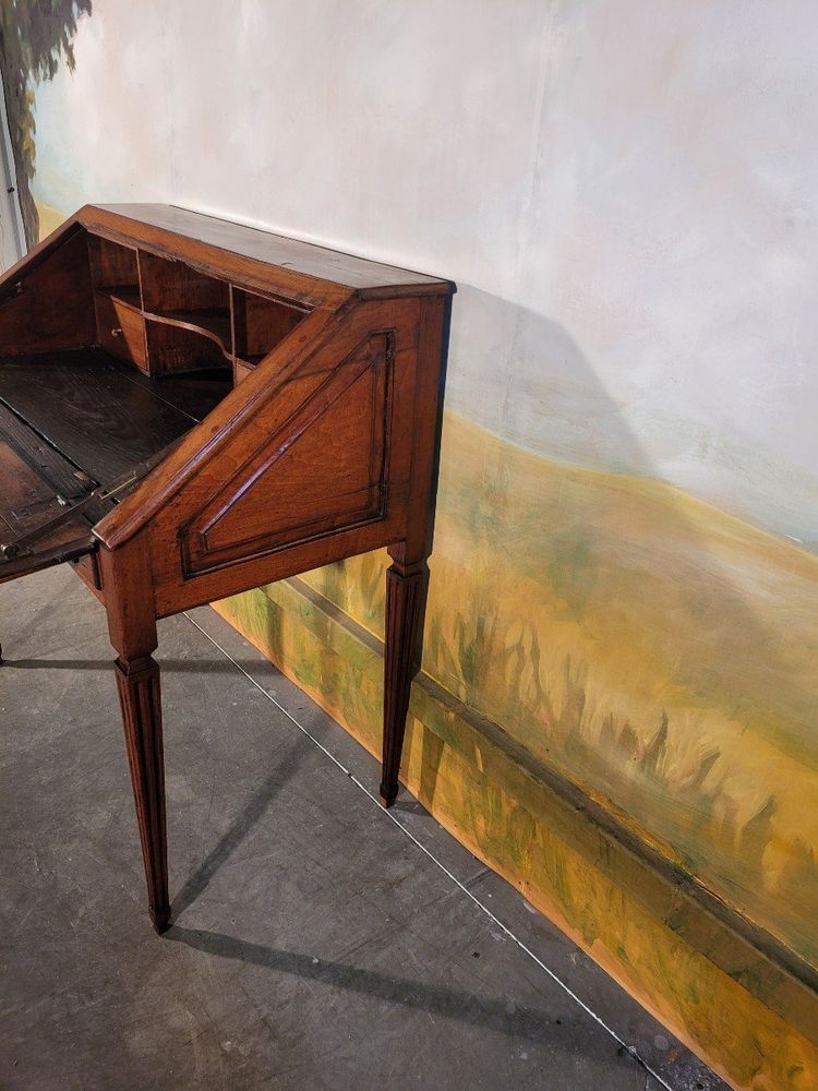 Scrivania in noce inclinata d'epoca Luigi XVI