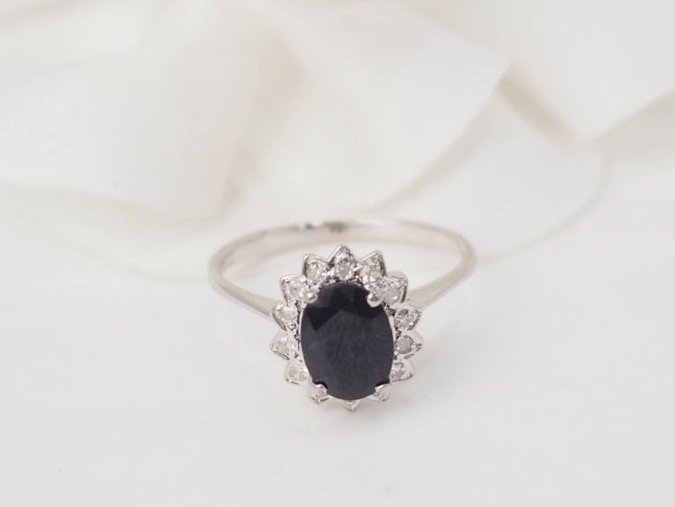Bague marguerite en or blanc, diamants et saphir ovale