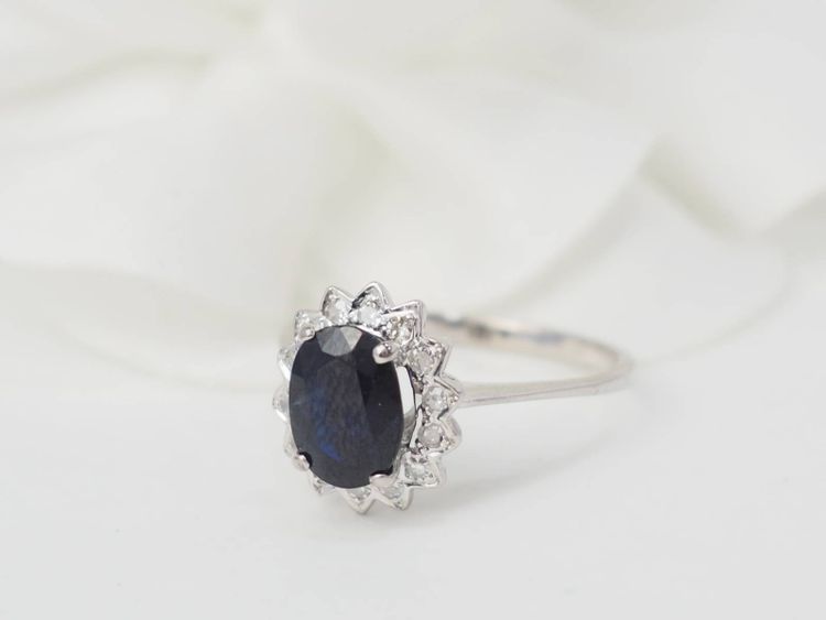 Bague marguerite en or blanc, diamants et saphir ovale
