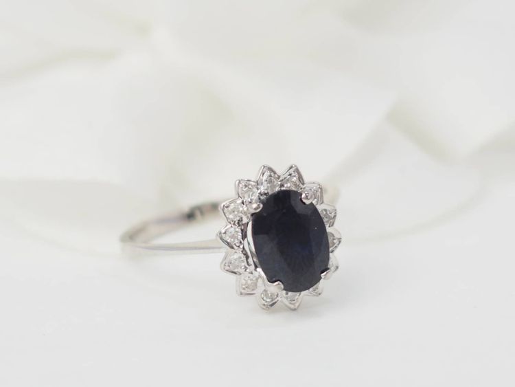 Bague marguerite en or blanc, diamants et saphir ovale