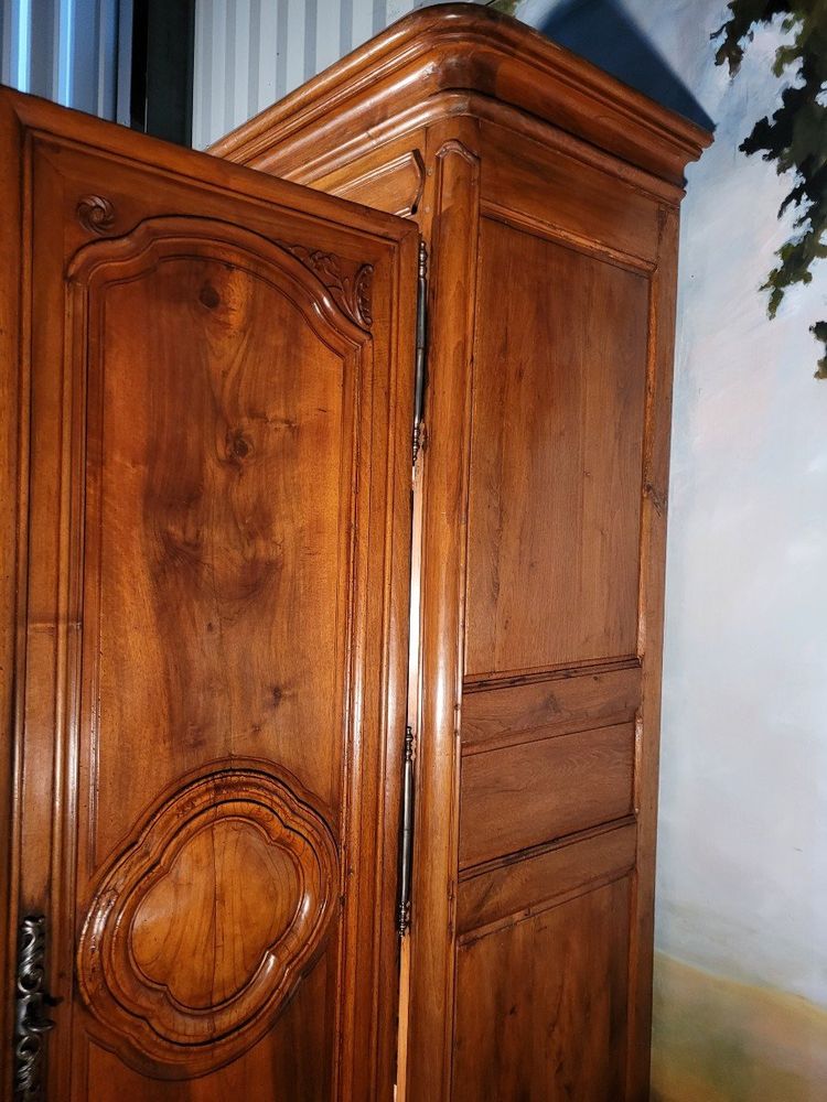 Grande armadio d'epoca Luigi XV in noce