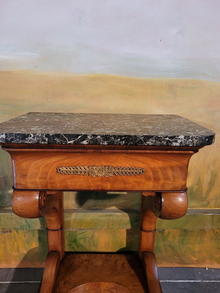 Piccola consolle d'epoca in noce, stile restauro